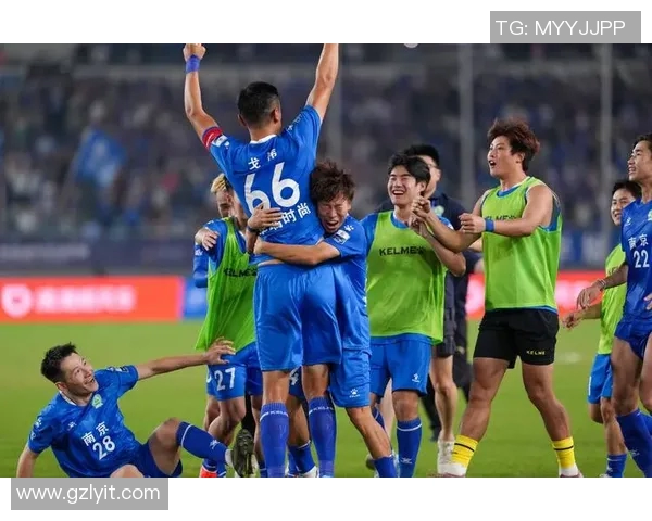 南京足球队在城市联赛中以63分稳居榜首展现强劲实力 南京足球队在城市联赛中以63分稳居榜首展现强劲实力